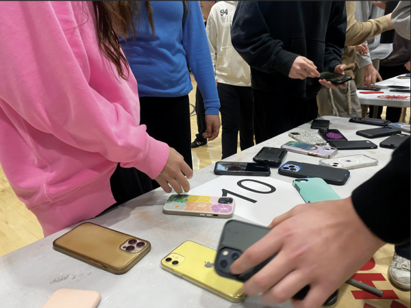 OFF: Students place their phones on tables in preparation for Town Hall March 5, ths first of three phone-free Town Hall after thtrials mandated by the Fairness and Agenda committees with administrative 